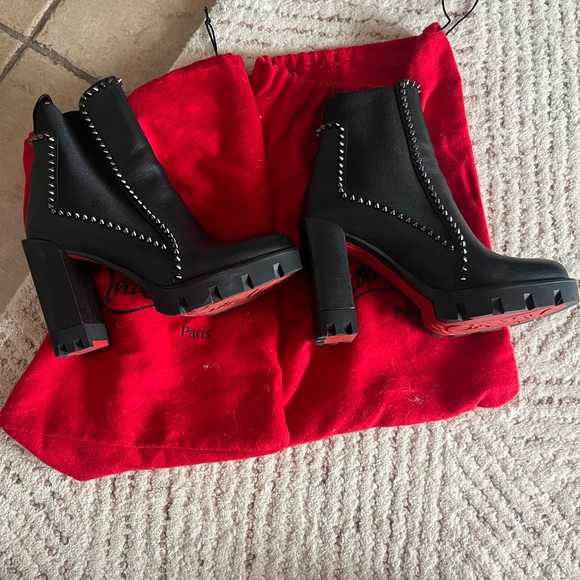 Christian Louboutin Spike Leather Chelsea Red Sole Booties.37.5 (7.5) worn 2x. - Picture 6 of 6